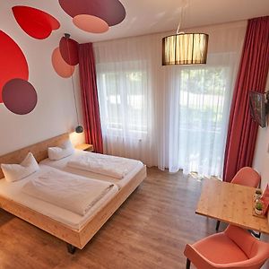 Zimmer mit Kingsize-Bett